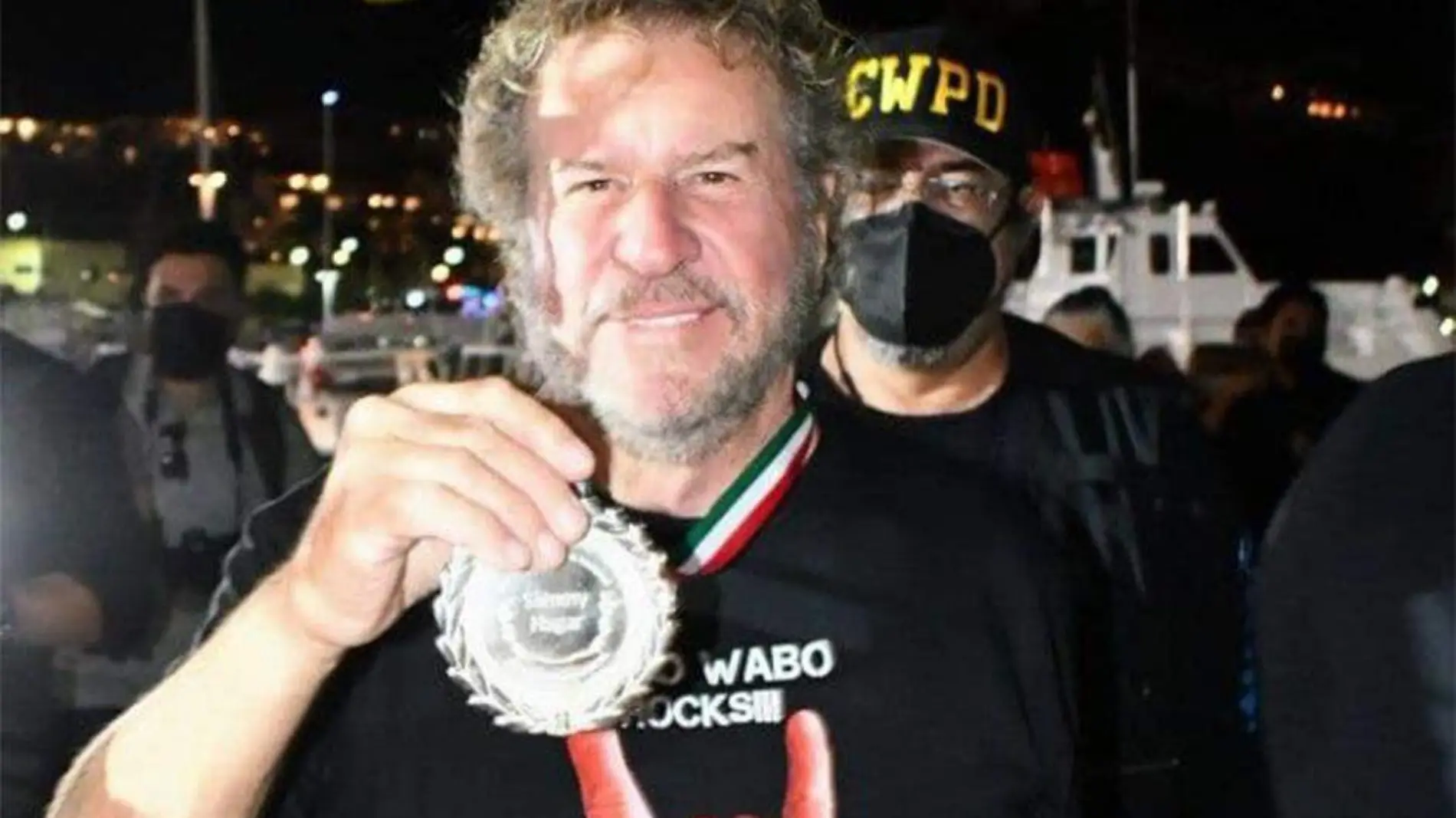 entregan medalla de plata a Sammy Hagar